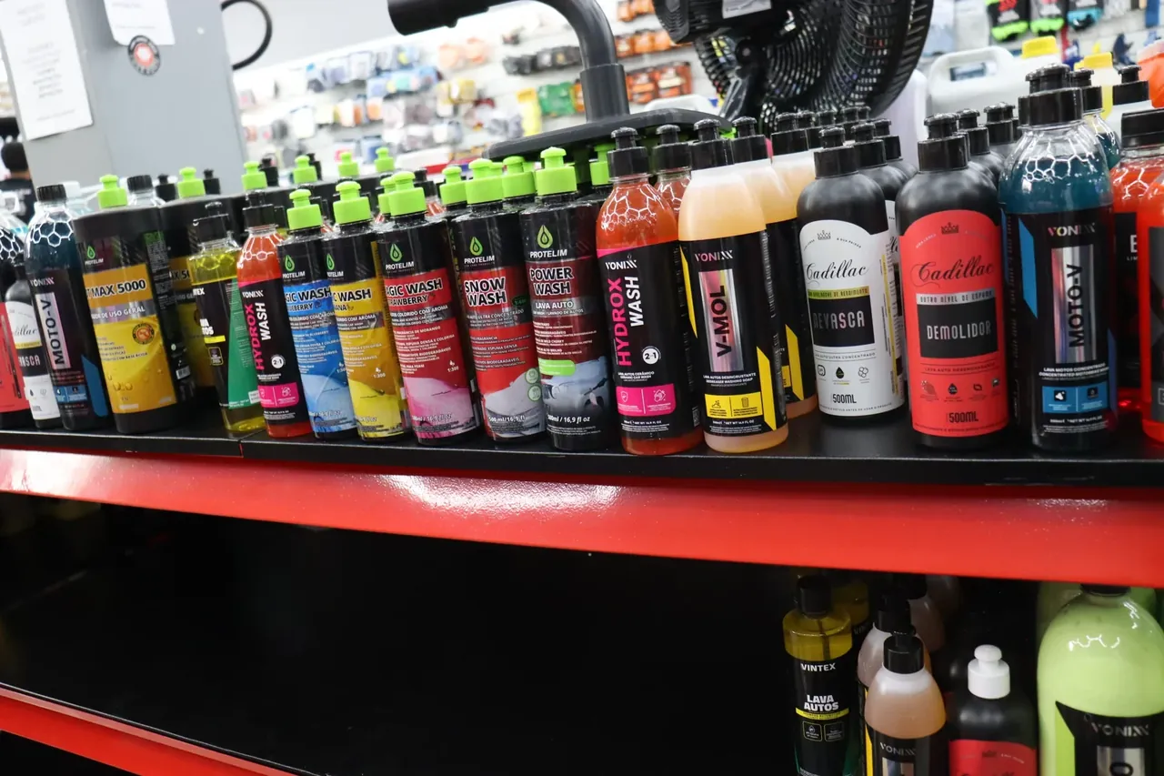 Produtos de lava-jato e estética automotiva nas prateleiras da Speciale Clean
