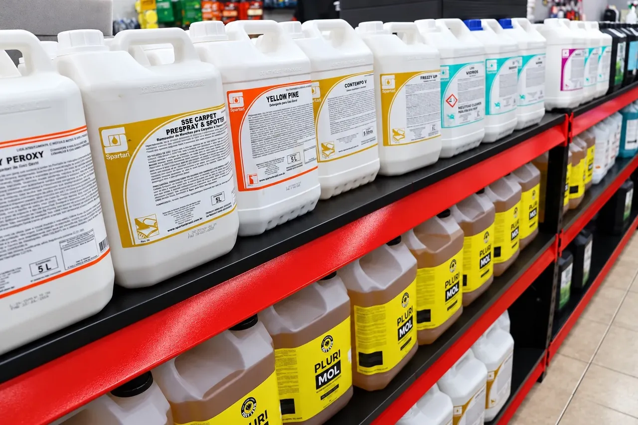 Produtos de empresas e condomínios nas prateleiras da Speciale Clean