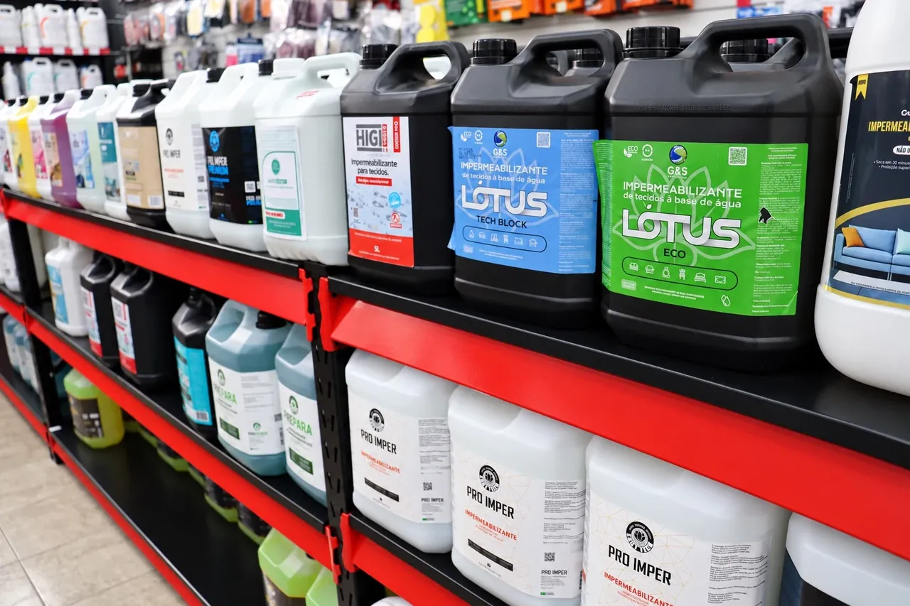 Produtos de higienização de estofados nas prateleiras da Speciale Clean