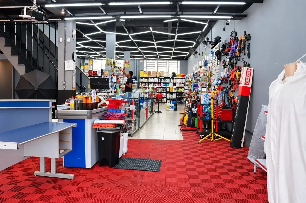 Interior da Speciale Clean, com balcões, produtos e iluminação geométrica