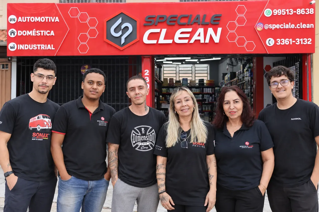 Equipe da Speciale Clean diante da loja em Contagem; composição com IA a partir das fotos reais da equipe e da fachada